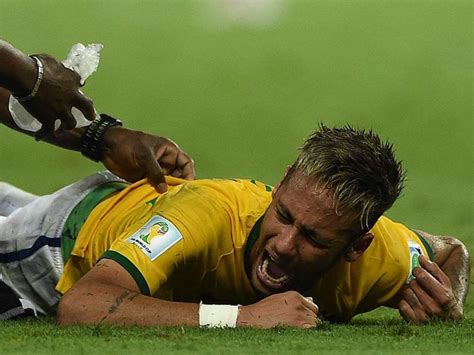  2014 FIFA 월드컵에서의 네이마르 부상: 브라질 축구팬들의 희망과 절망